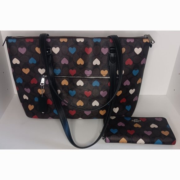 COACH GALLERY TOTE SIGNATURE CANVAS HEART PRINT W/ MATCHING WALLET - Picture 9 of 15